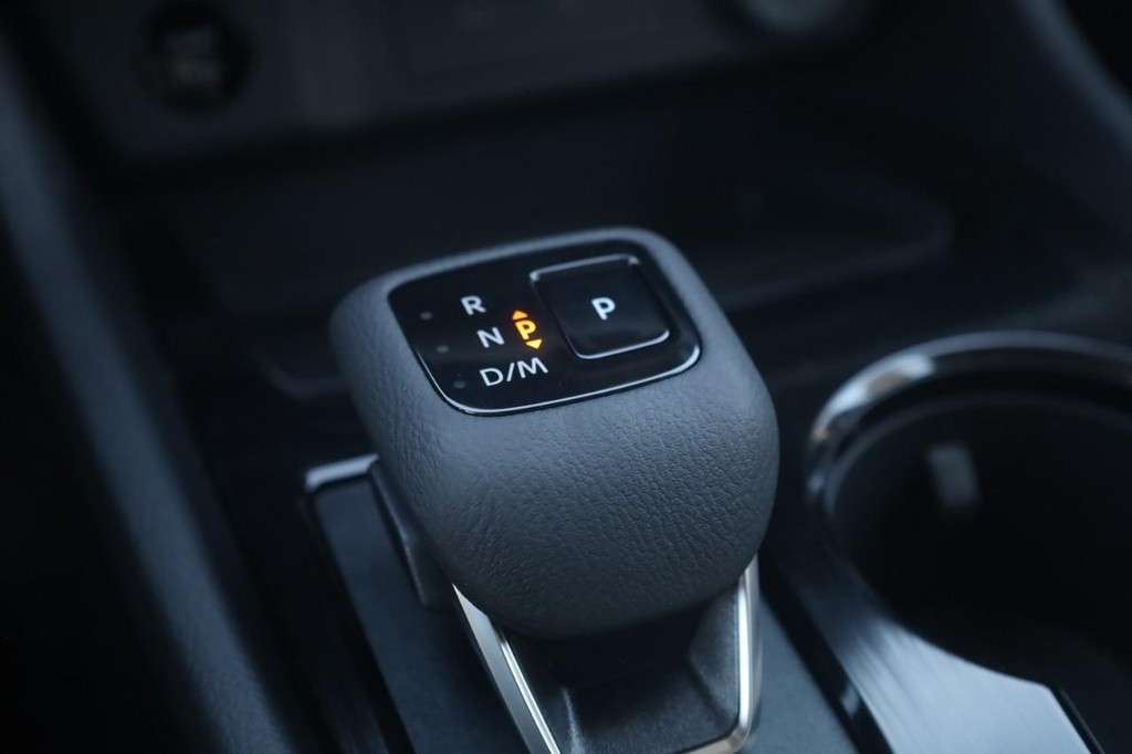 Nissan Rogue Vehicle Full-screen Gallery Image 19