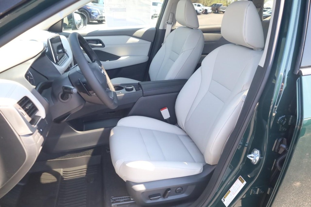 Nissan Rogue Vehicle Full-screen Gallery Image 20