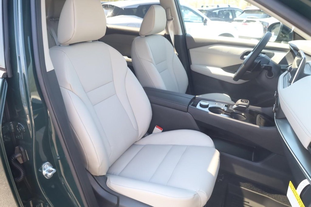Nissan Rogue Vehicle Full-screen Gallery Image 21