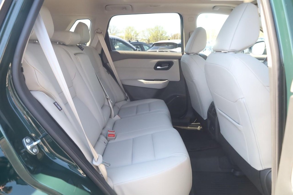 Nissan Rogue Vehicle Full-screen Gallery Image 22