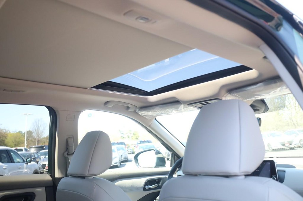 Nissan Rogue Vehicle Full-screen Gallery Image 23