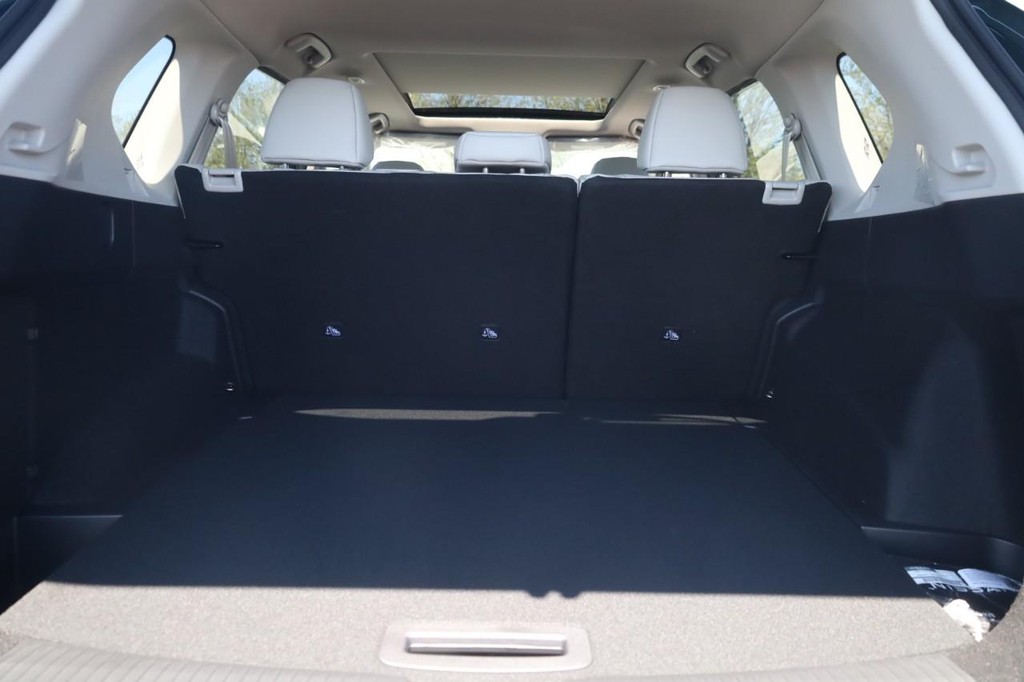 Nissan Rogue Vehicle Full-screen Gallery Image 24