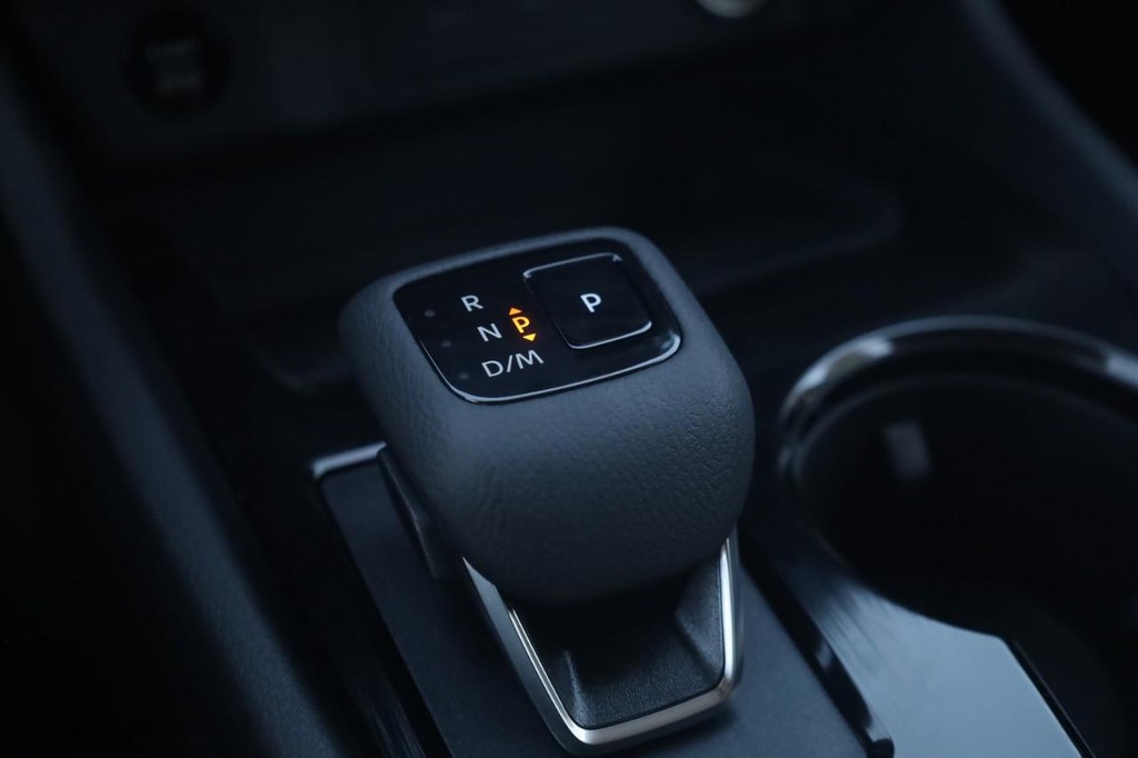 Nissan Rogue Vehicle Image 18