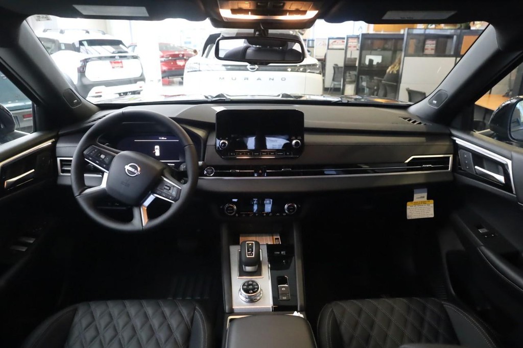 Nissan Rogue Plug-In Hybrid Vehicle Full-screen Gallery Image 6