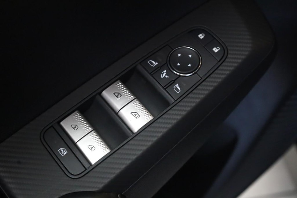Nissan Rogue Plug-In Hybrid Vehicle Full-screen Gallery Image 7