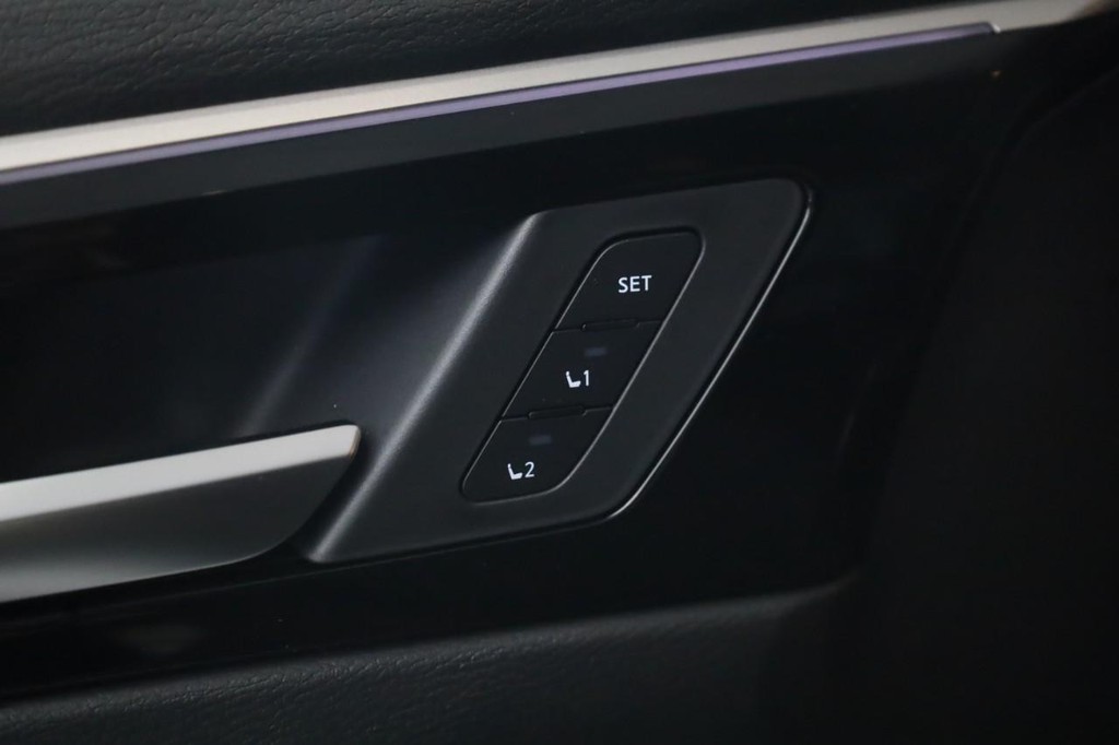 Nissan Rogue Plug-In Hybrid Vehicle Full-screen Gallery Image 8