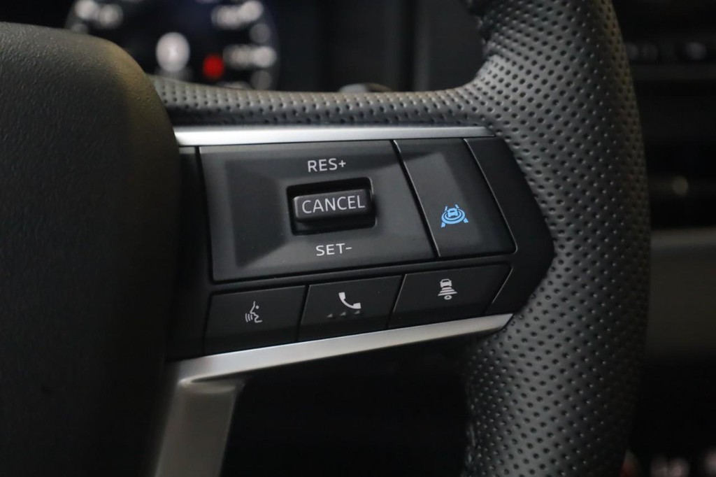 Nissan Rogue Plug-In Hybrid Vehicle Full-screen Gallery Image 11