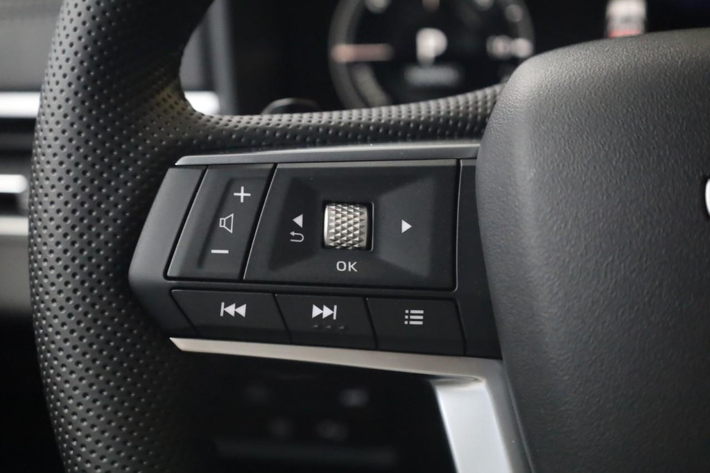 Nissan Rogue Plug-In Hybrid Vehicle Full-screen Gallery Image 12