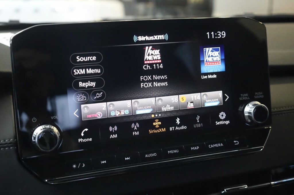 Nissan Rogue Plug-In Hybrid Vehicle Full-screen Gallery Image 14