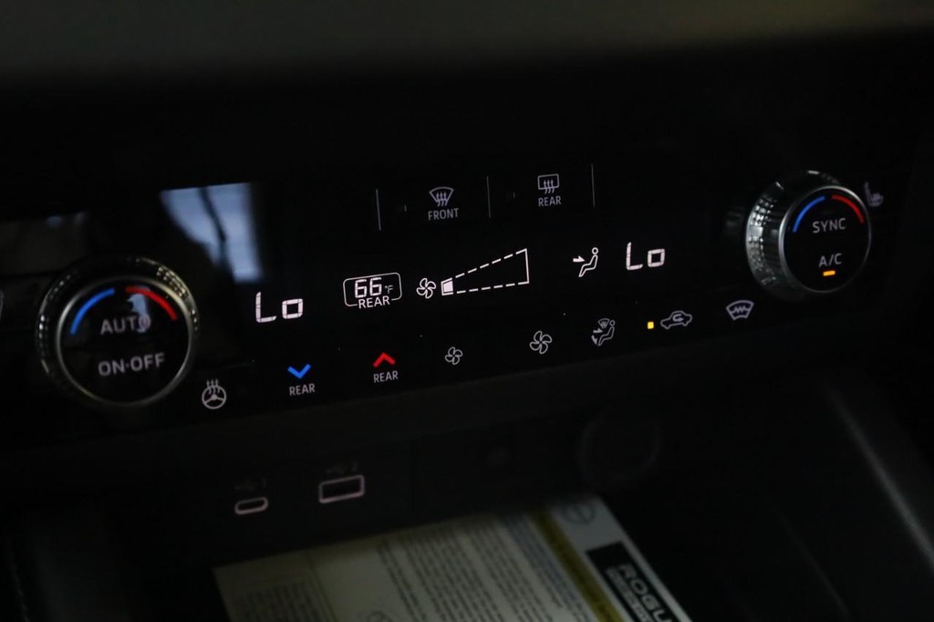 Nissan Rogue Plug-In Hybrid Vehicle Full-screen Gallery Image 16