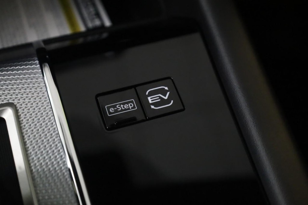 Nissan Rogue Plug-In Hybrid Vehicle Full-screen Gallery Image 17