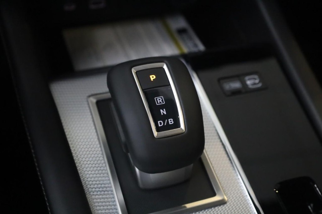 Nissan Rogue Plug-In Hybrid Vehicle Full-screen Gallery Image 19