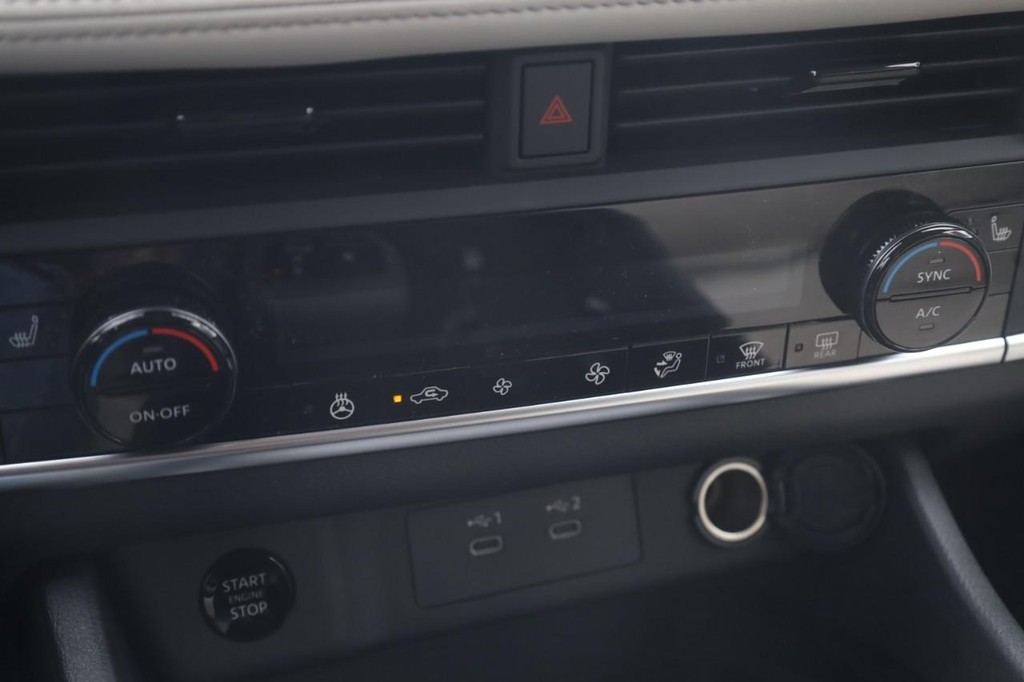 Nissan Rogue Vehicle Image 16