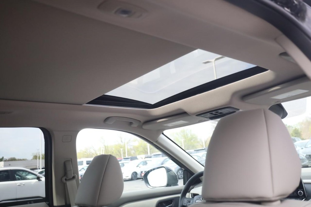 Nissan Rogue Vehicle Image 23