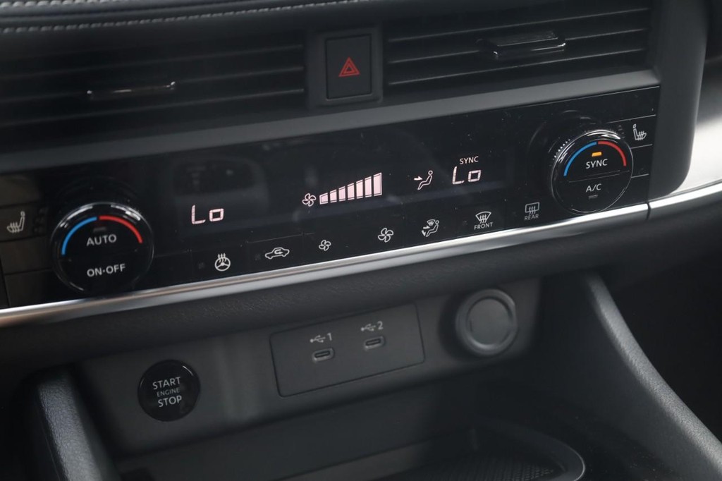 Nissan Rogue Vehicle Image 16