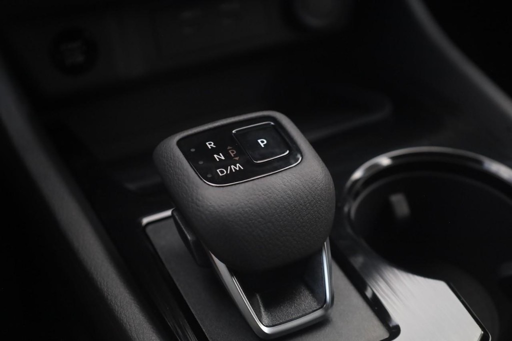 Nissan Rogue Vehicle Image 19