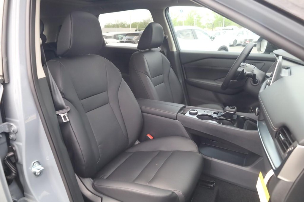 Nissan Rogue Vehicle Image 21
