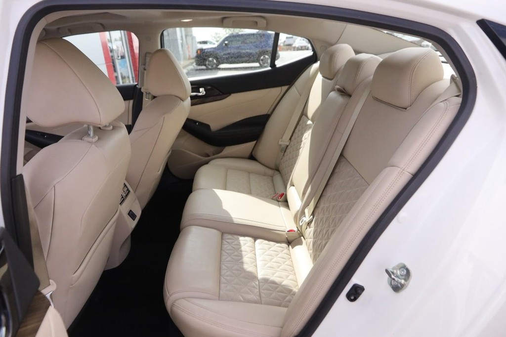 Nissan Maxima Vehicle Image 10