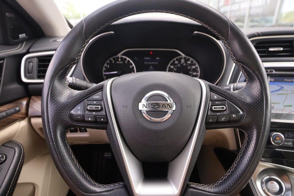 Nissan Maxima Vehicle Image 11