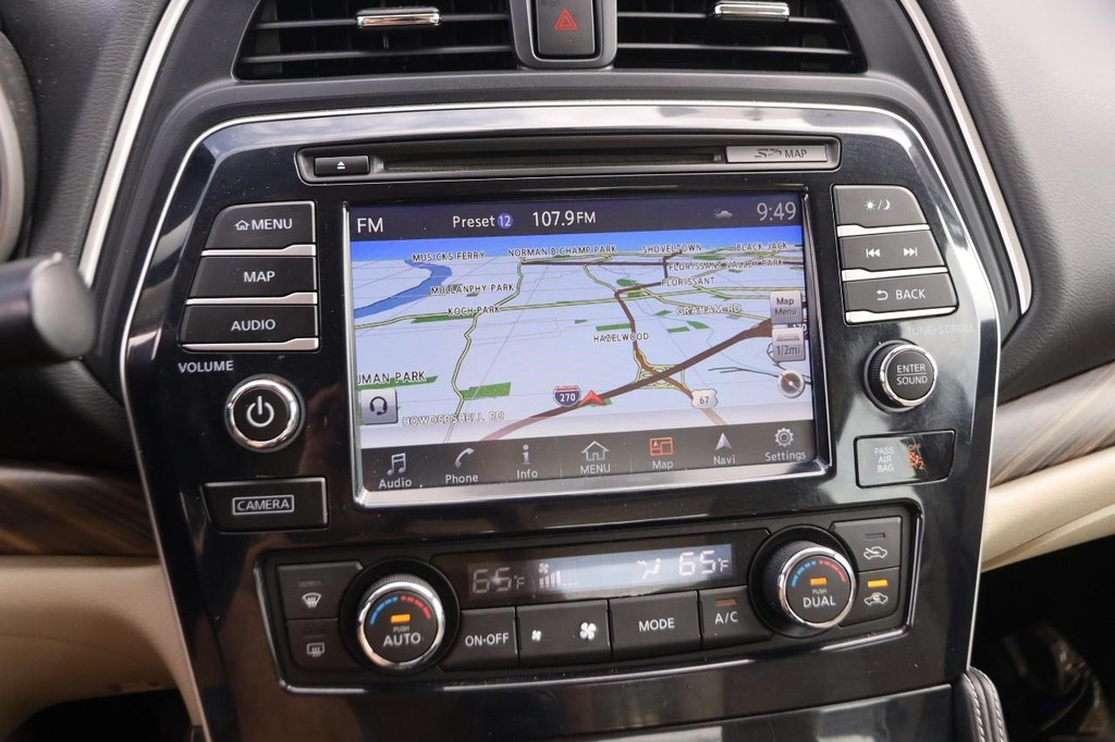 Nissan Maxima Vehicle Image 16