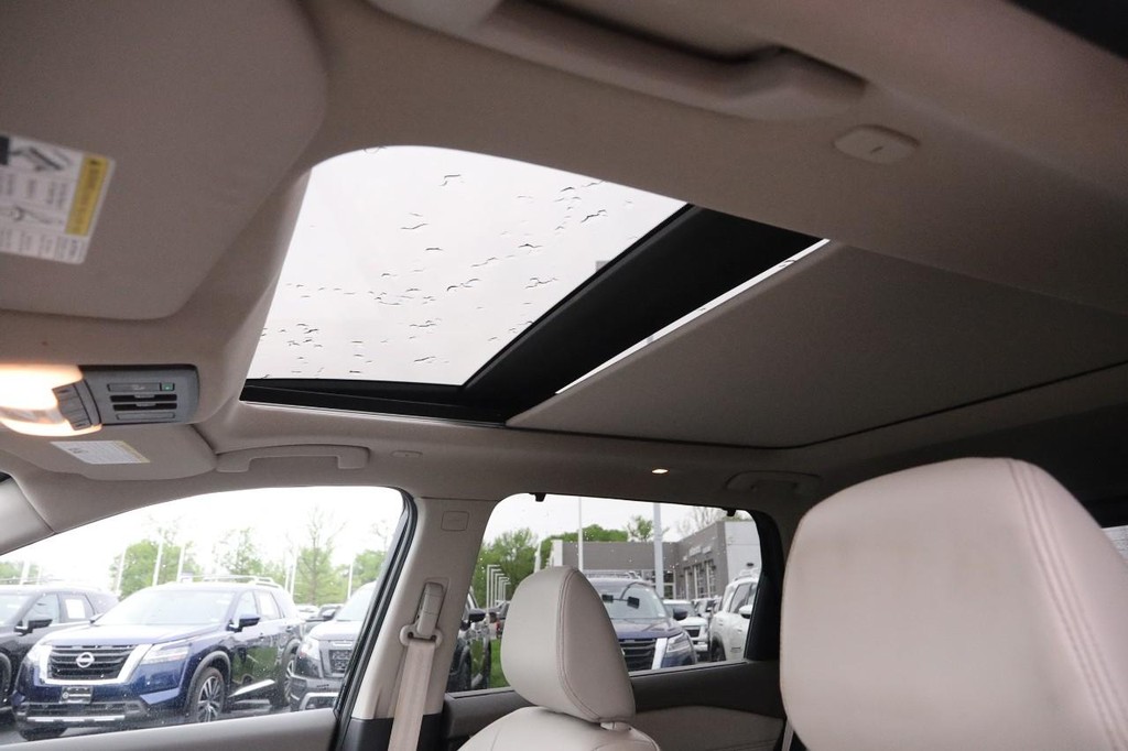 Nissan Rogue Vehicle Image 09