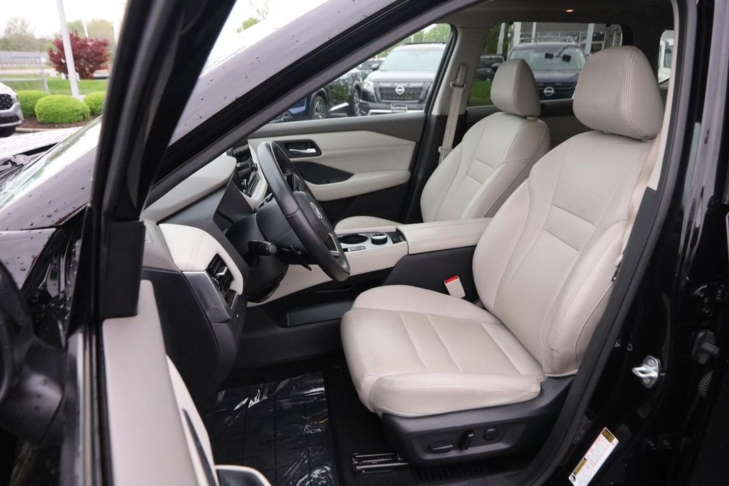 Nissan Rogue Vehicle Image 10