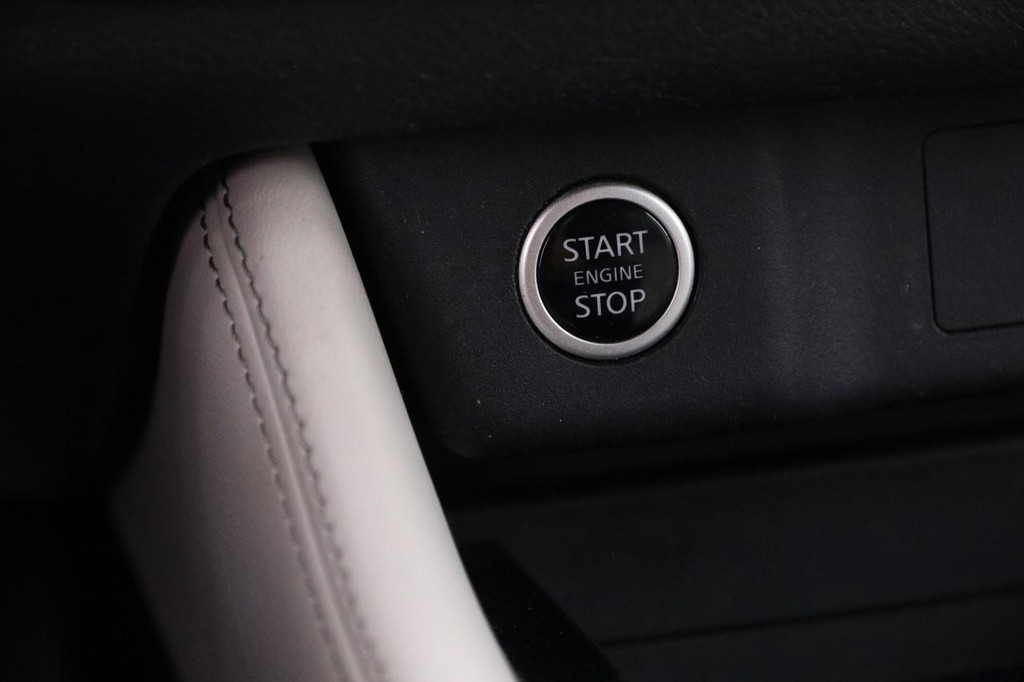 Nissan Rogue Vehicle Image 16