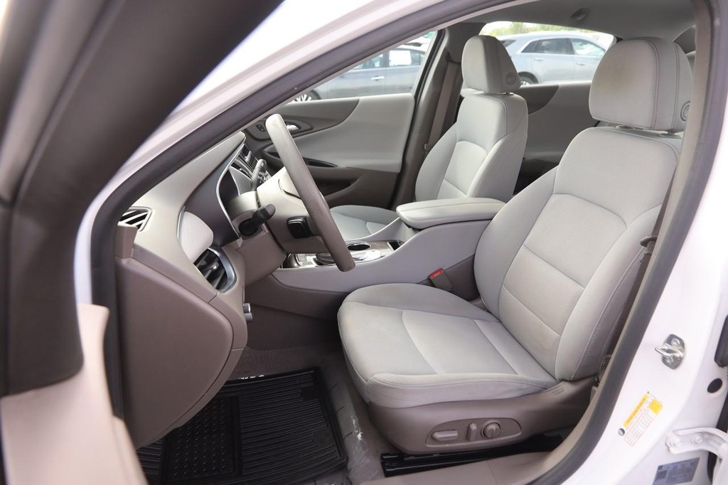 Chevrolet Malibu Vehicle Image 08