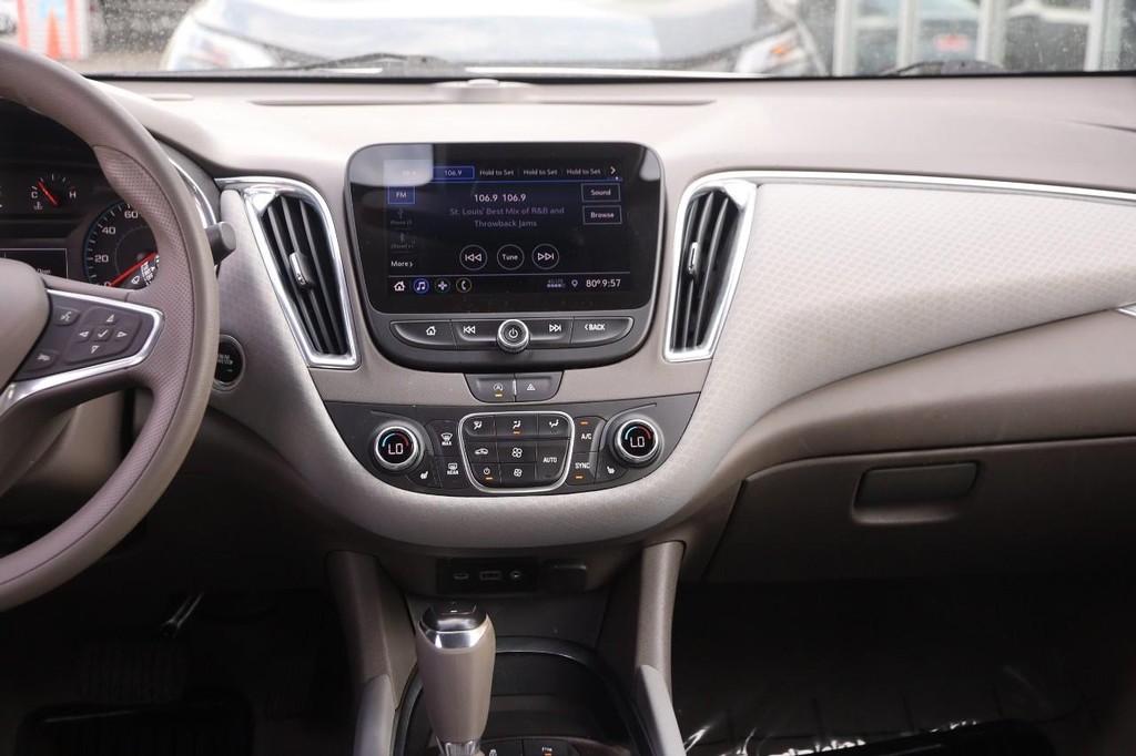 Chevrolet Malibu Vehicle Image 22