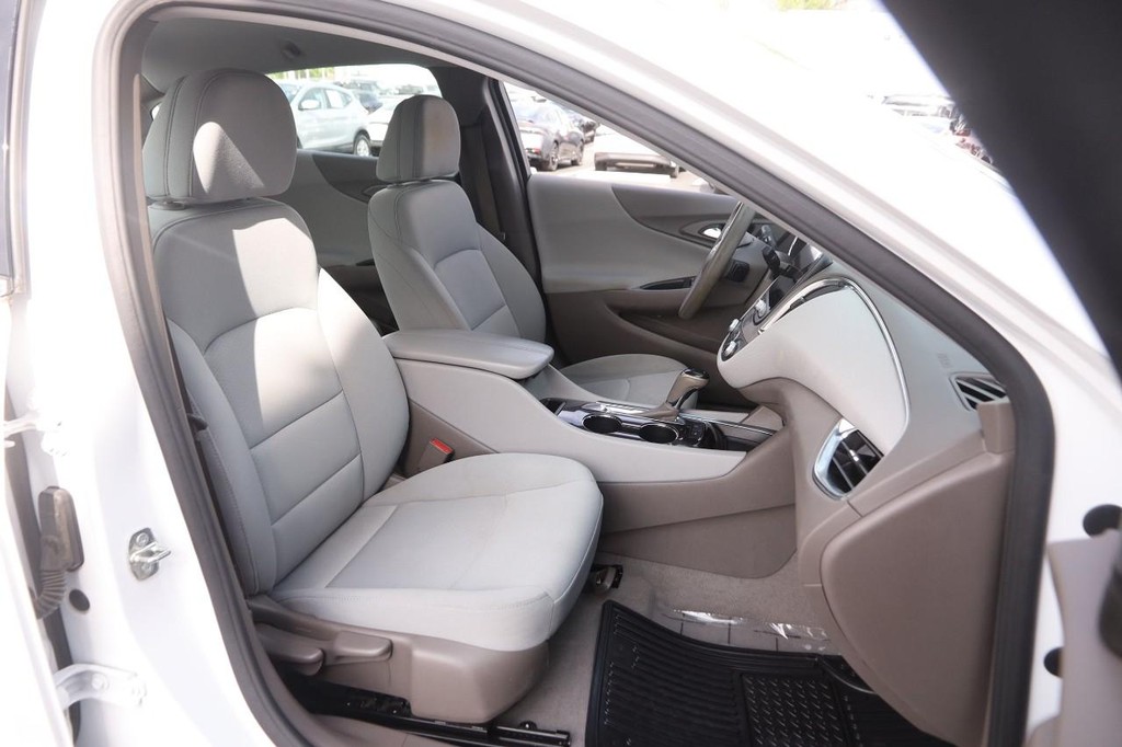 Chevrolet Malibu Vehicle Image 24