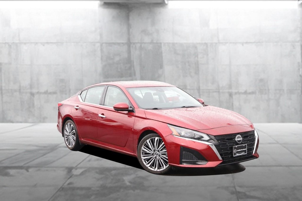 Nissan Altima Vehicle Image 02