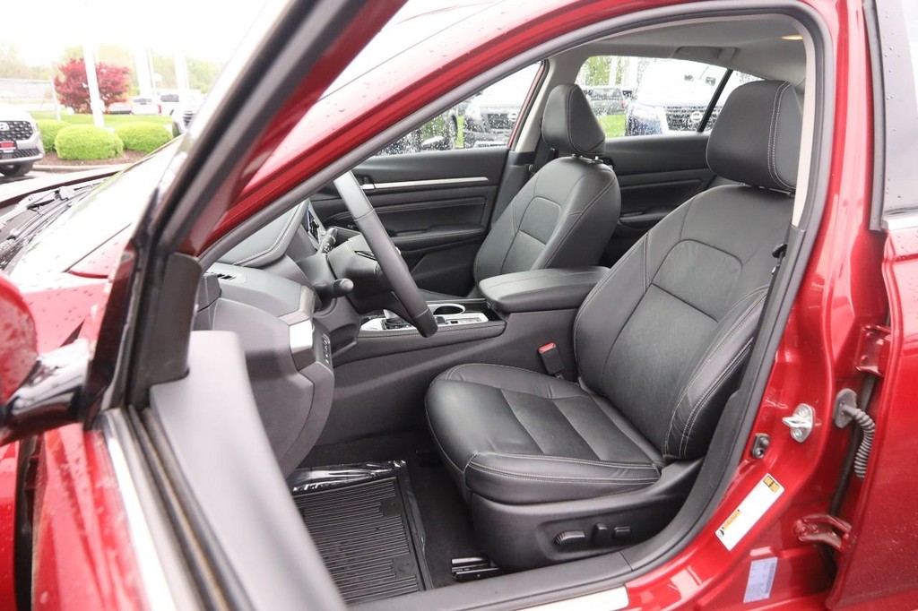 Nissan Altima Vehicle Image 09
