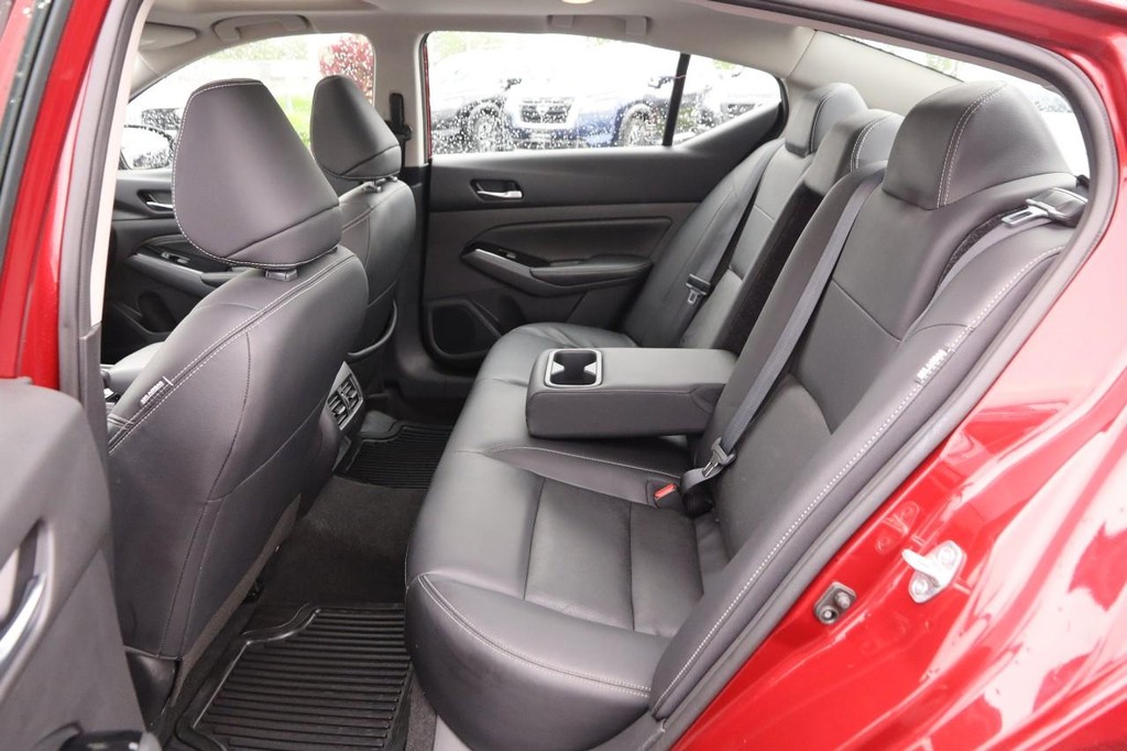 Nissan Altima Vehicle Image 10