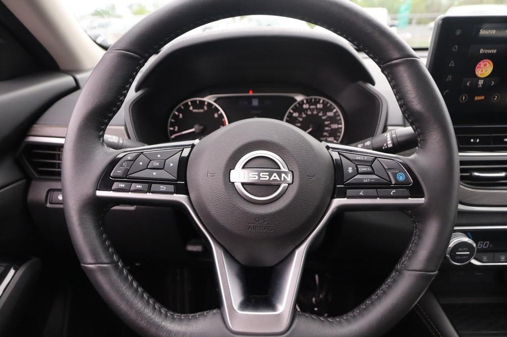 Nissan Altima Vehicle Image 11