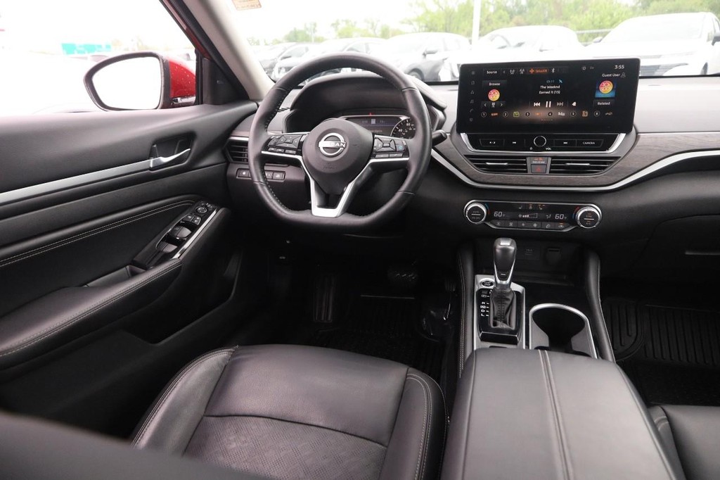 Nissan Altima Vehicle Image 23