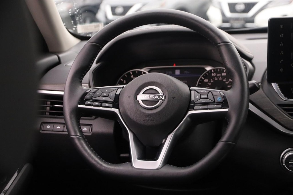 Nissan Altima Vehicle Image 24