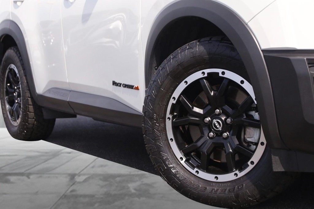 Nissan Pathfinder Vehicle Image 03