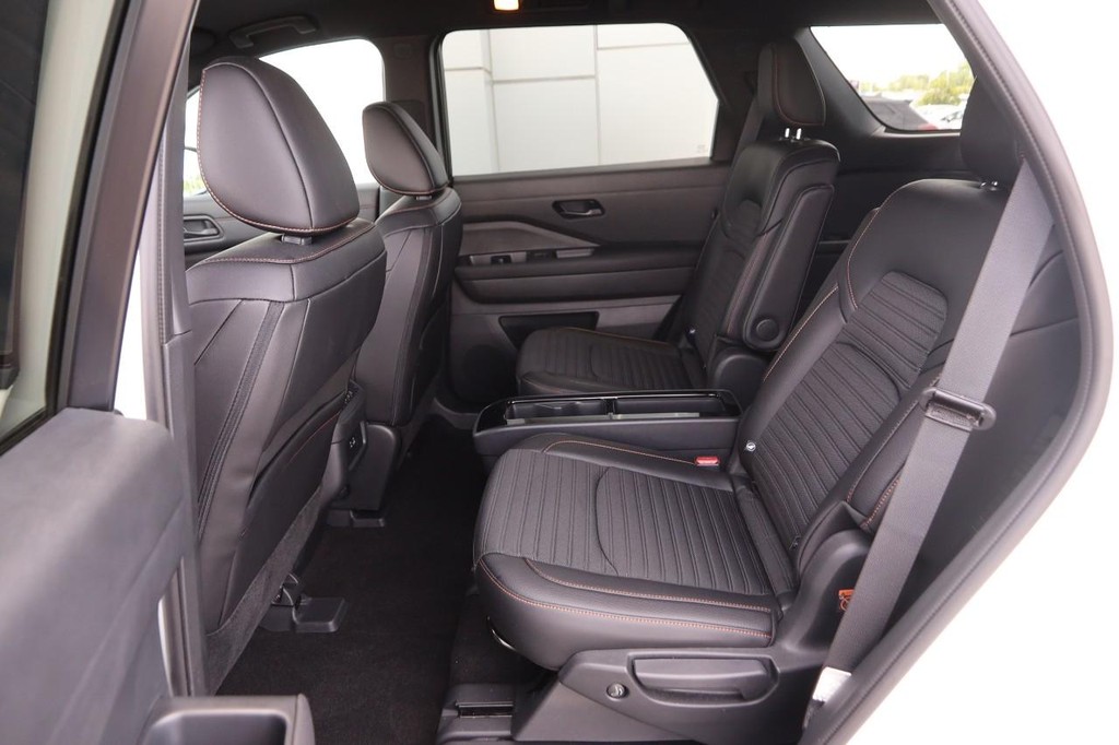 Nissan Pathfinder Vehicle Image 09