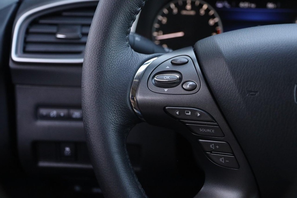 Nissan Murano Vehicle Image 11