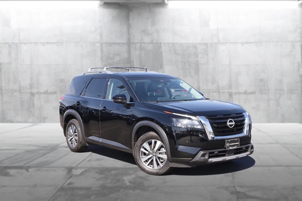 Nissan Pathfinder Vehicle Image 02