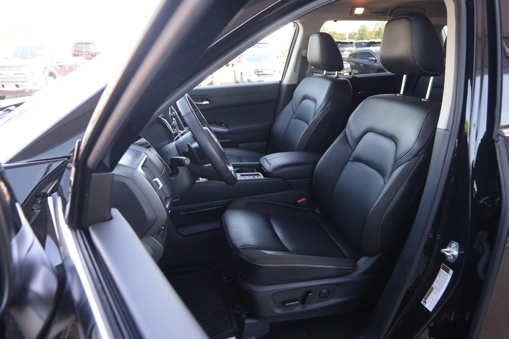 Nissan Pathfinder Vehicle Image 09