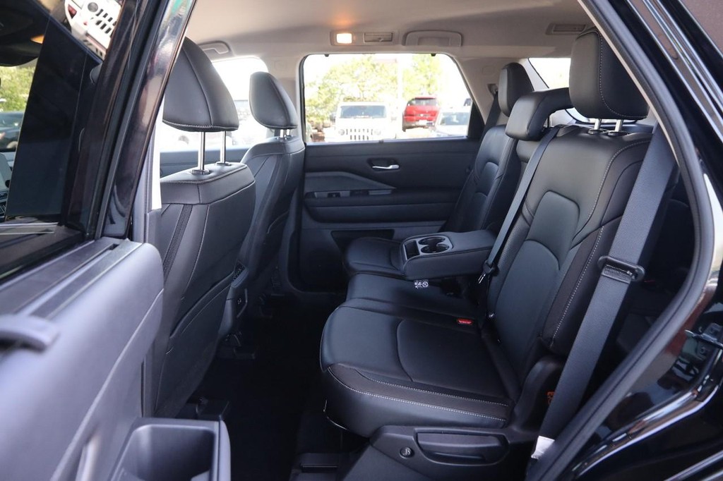 Nissan Pathfinder Vehicle Image 10