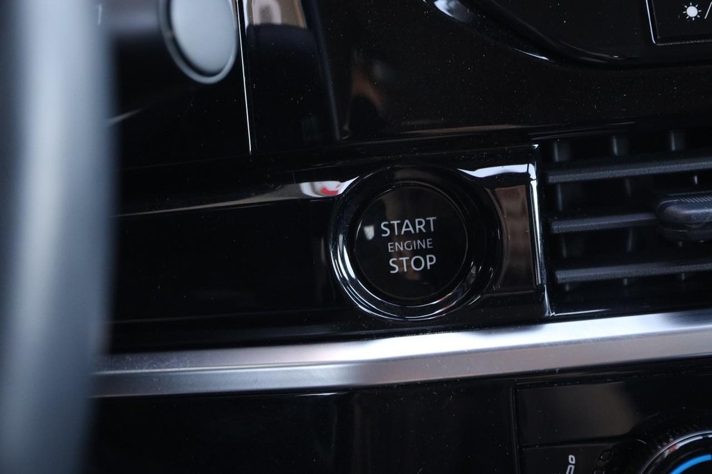 Nissan Pathfinder Vehicle Image 16