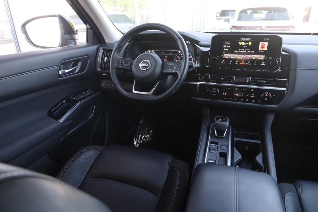 Nissan Pathfinder Vehicle Image 24
