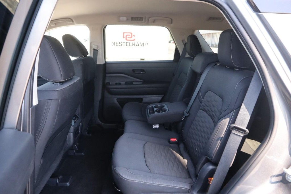 Nissan Pathfinder Vehicle Image 10