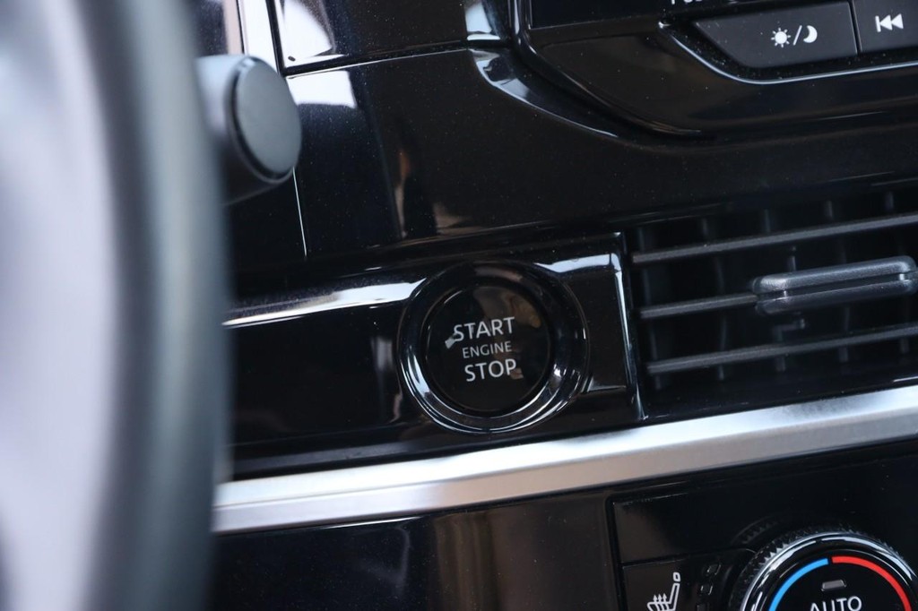 Nissan Pathfinder Vehicle Image 16
