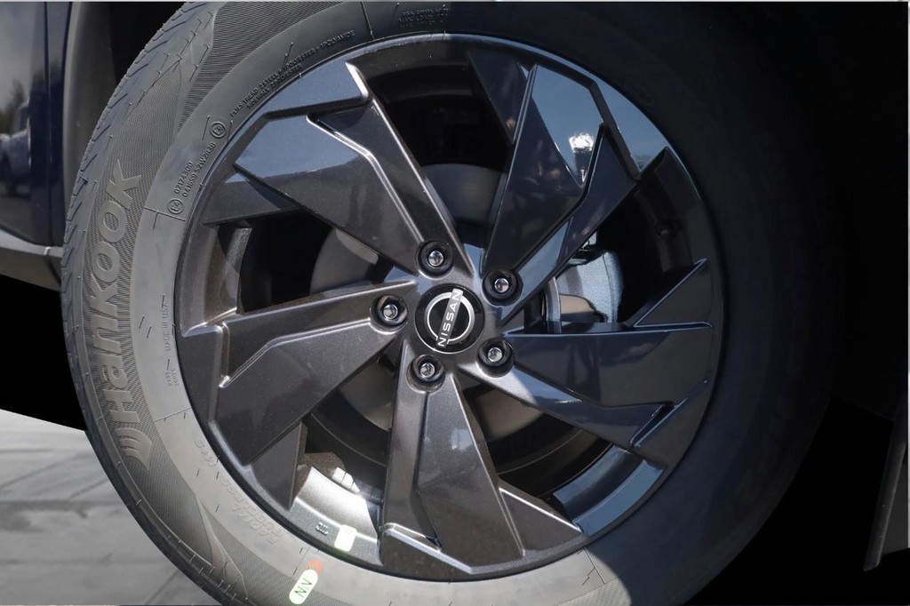Nissan Rogue Vehicle Image 03