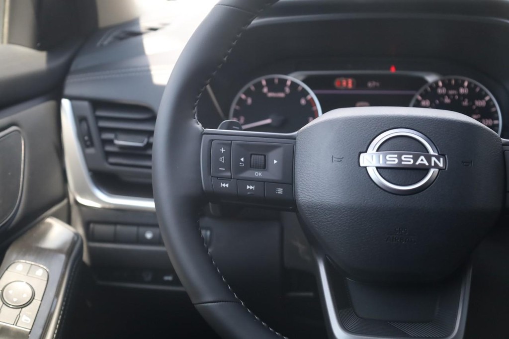 Nissan Rogue Vehicle Image 10