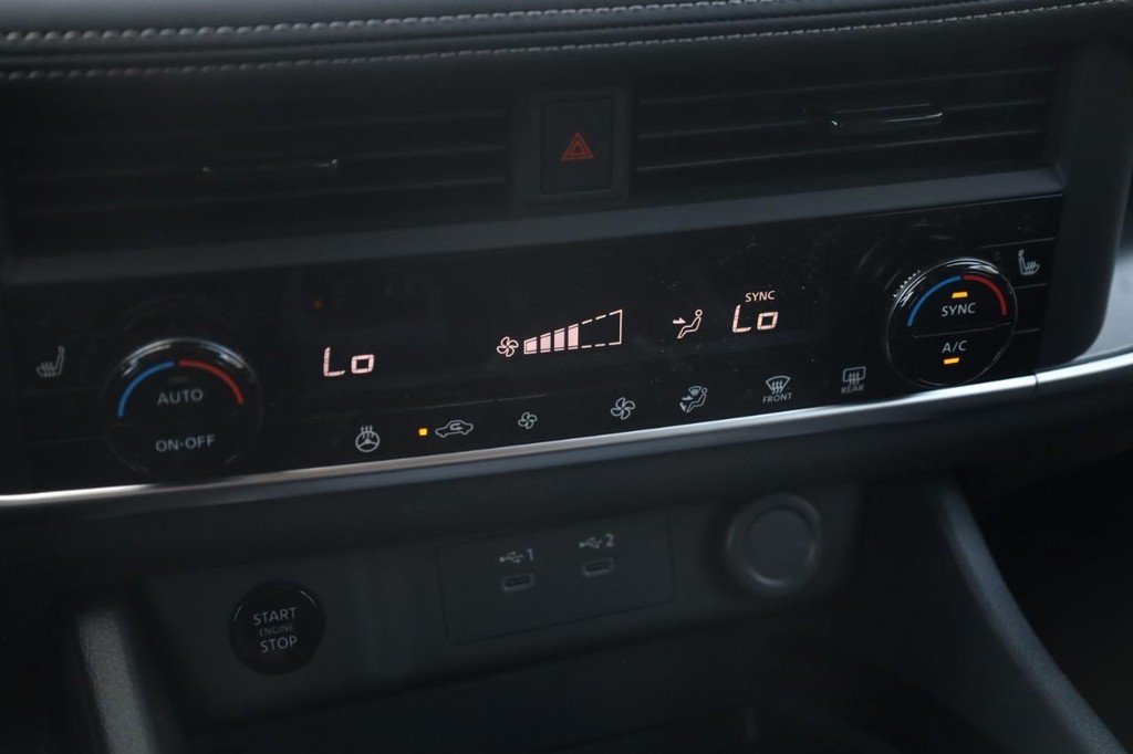 Nissan Rogue Vehicle Image 16