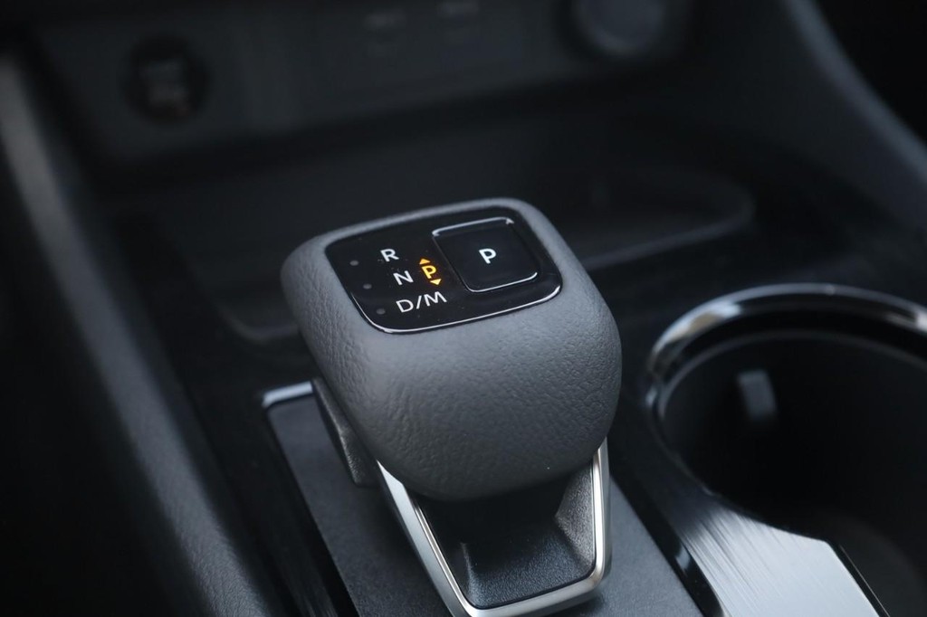 Nissan Rogue Vehicle Image 19